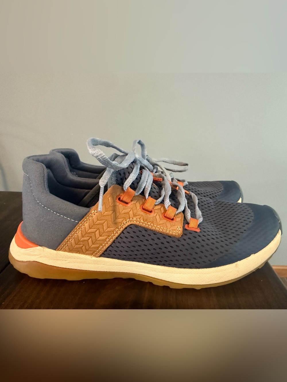 Okukai Women’s 10 Navy and Tan shoes